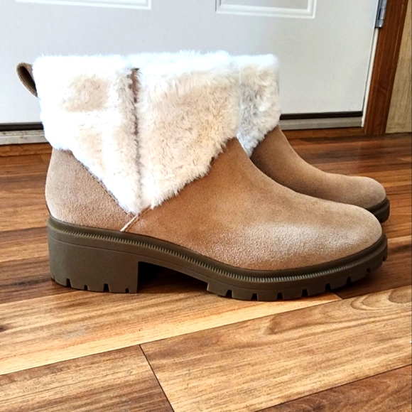 Like New Ugg Koolaburra Berea Fuzz Ankle Boot - Picture 2 of 11